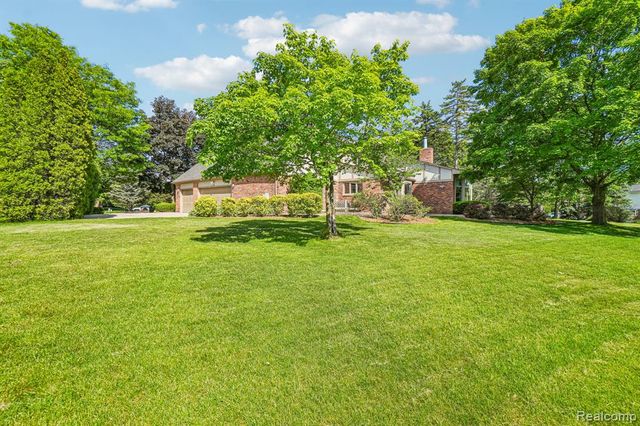 4523 Rivers Edge Drive, Troy, MI 48098