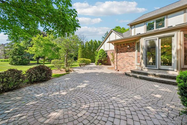 4523 Rivers Edge Drive, Troy, MI 48098
