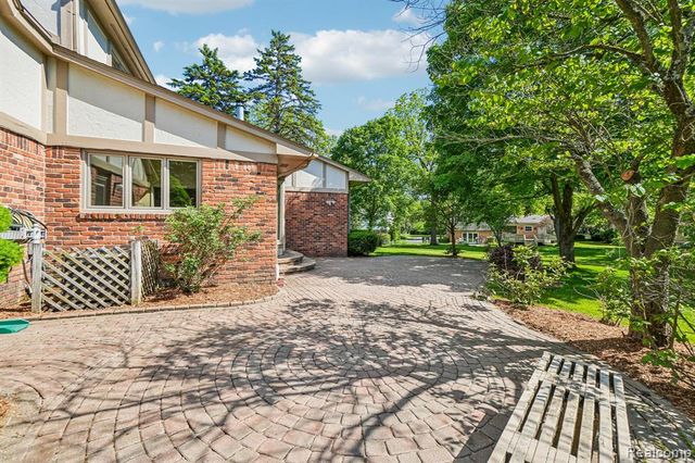4523 Rivers Edge Drive, Troy, MI 48098