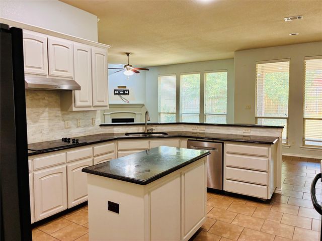 2229 Caroline Drive, Weatherford, TX 76087