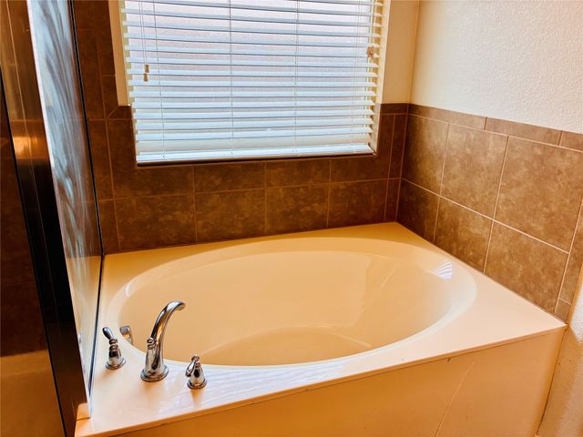 2229 Caroline Drive, Weatherford, TX 76087