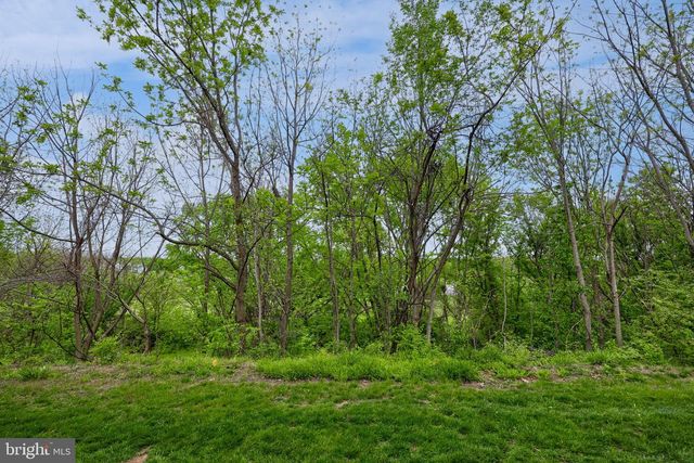 2715 WOODMONT DR, York, PA 17404