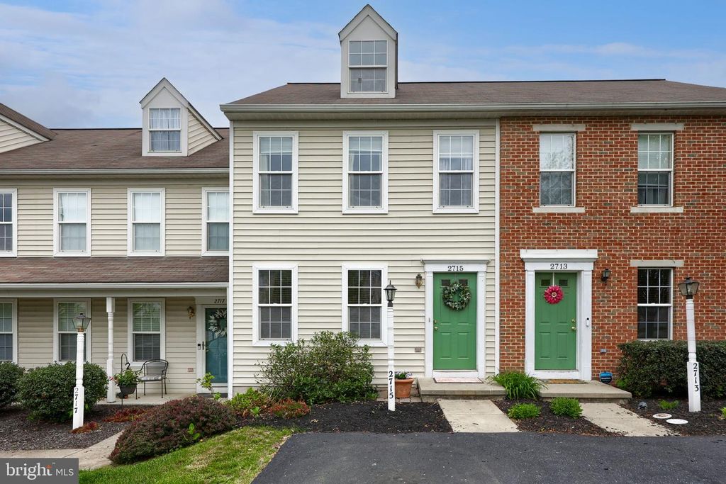 2715 WOODMONT DR, York, PA 17404