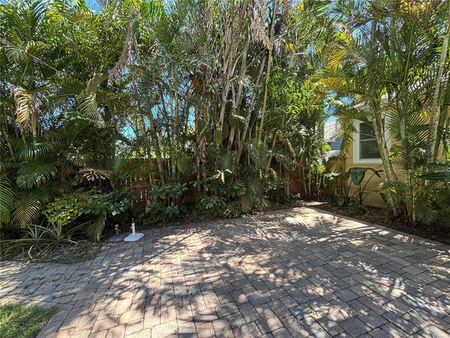 495 24TH AVENUE N, St Petersburg, FL 33704