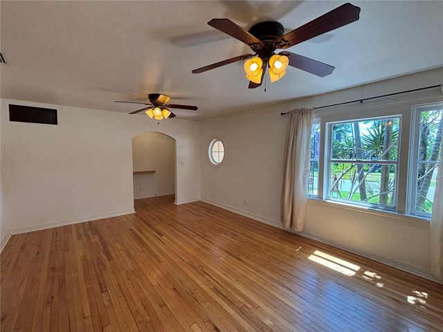 495 24TH AVENUE N, St Petersburg, FL 33704
