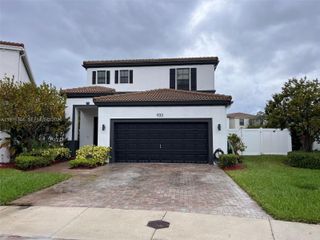 933 NE 191st St, Miami, FL 33179