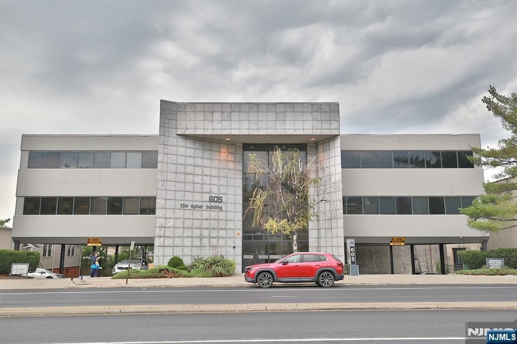 605 Broad Avenue 204, Ridgefield, NJ 07657