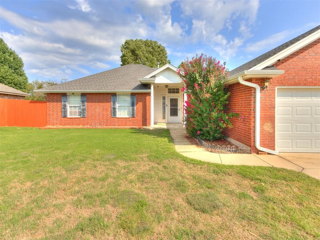 279 Woodlands Drive, Harrah, OK 73045
