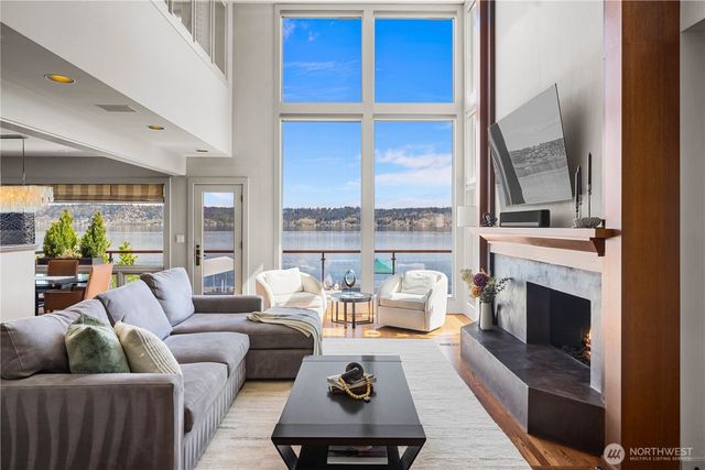 842 W Lake Sammamish Parkway SE, Bellevue, WA 98008