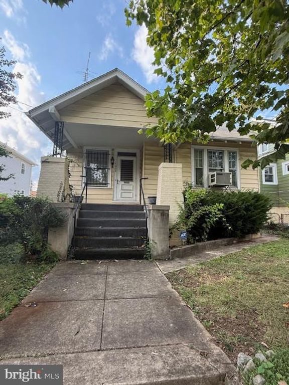 1008 DOUGLAS ST NE, Washington, DC 20018