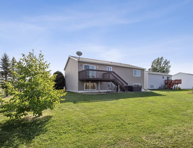 476 Maple Point Boulevard, Mapleton, ND 58059