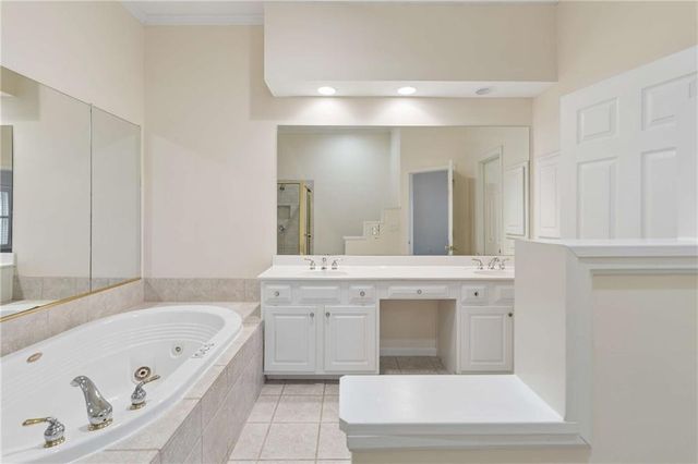 610 Vinings Estates Drive SE B12, Mableton, GA 30126