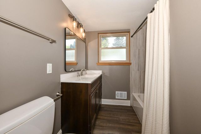 1900 N 166th STREET, Brookfield, WI 53005