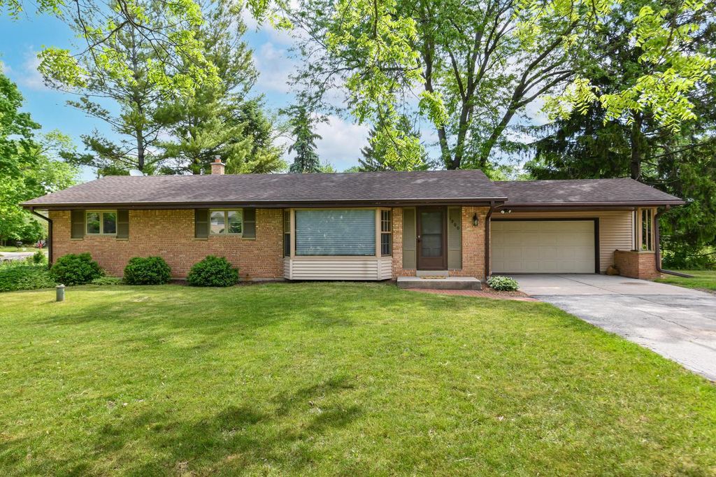 1900 N 166th STREET, Brookfield, WI 53005