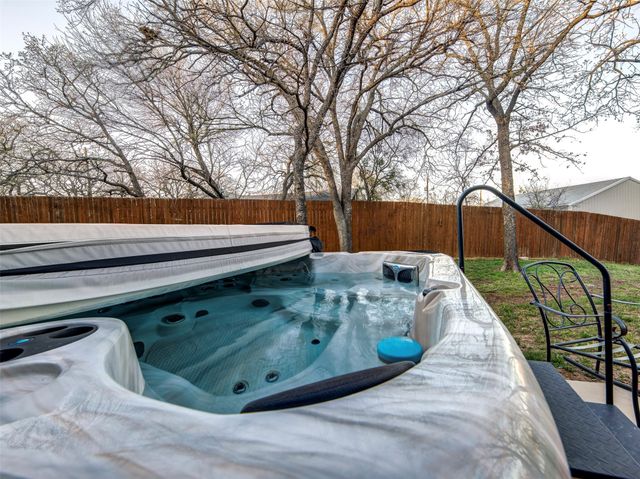 280 Moonlight Bay Drive, Chico, TX 76431