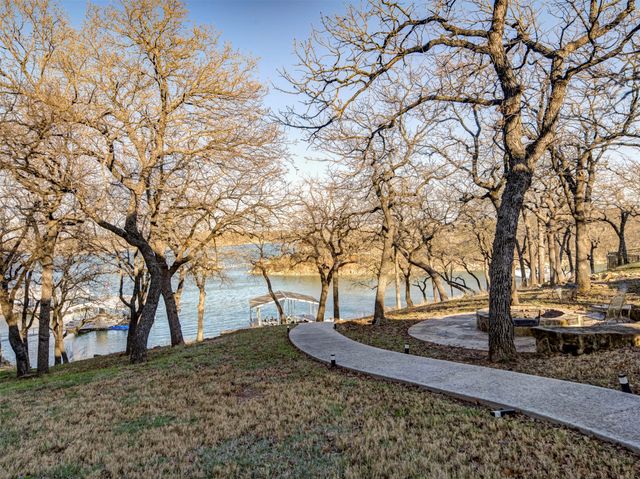 280 Moonlight Bay Drive, Chico, TX 76431