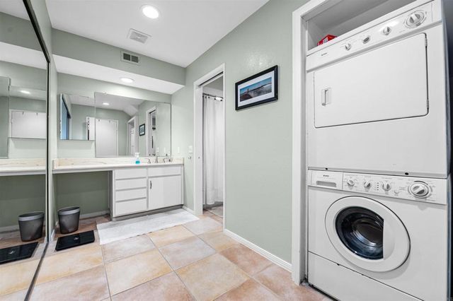 2537 Navarra Drive 9-B, Carlsbad, CA 92009