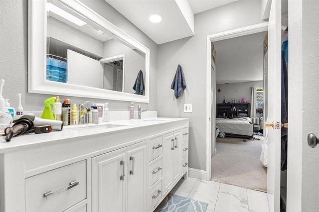 2537 Navarra Drive 9-B, Carlsbad, CA 92009