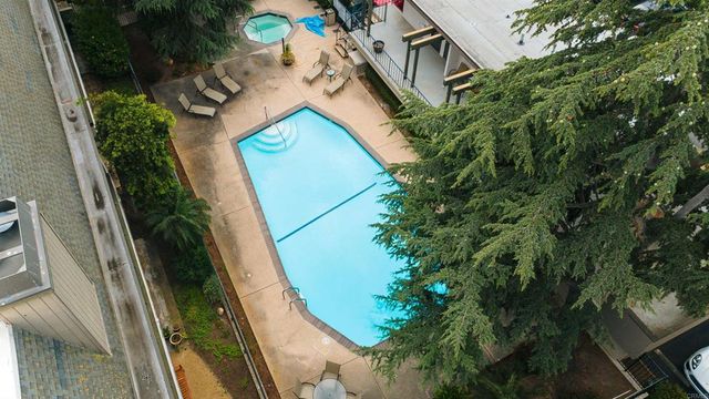 2537 Navarra Drive 9-B, Carlsbad, CA 92009