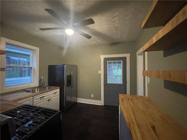 428 Pershing Dr, New Kensington, PA 15068