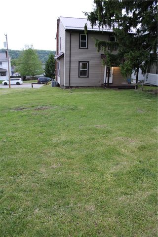 428 Pershing Dr, New Kensington, PA 15068
