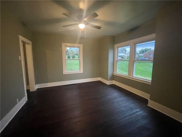 428 Pershing Dr, New Kensington, PA 15068