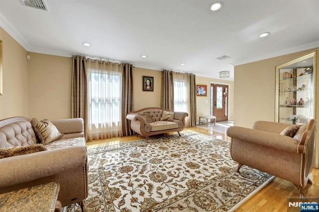 10 Viola Terrace, Twp Of Washington, NJ 07676