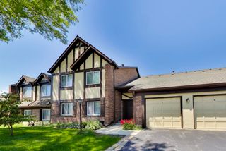 408 SANDHURST Circle A, Glen Ellyn, IL 60137