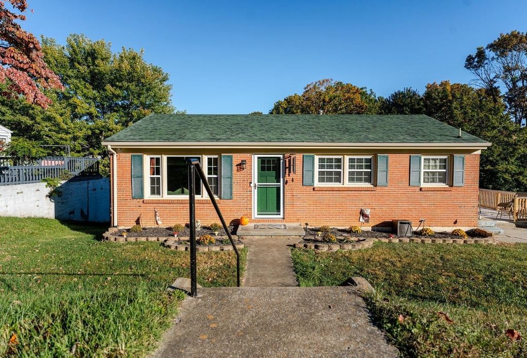 316 THOMAS ST, Staunton, VA 24401