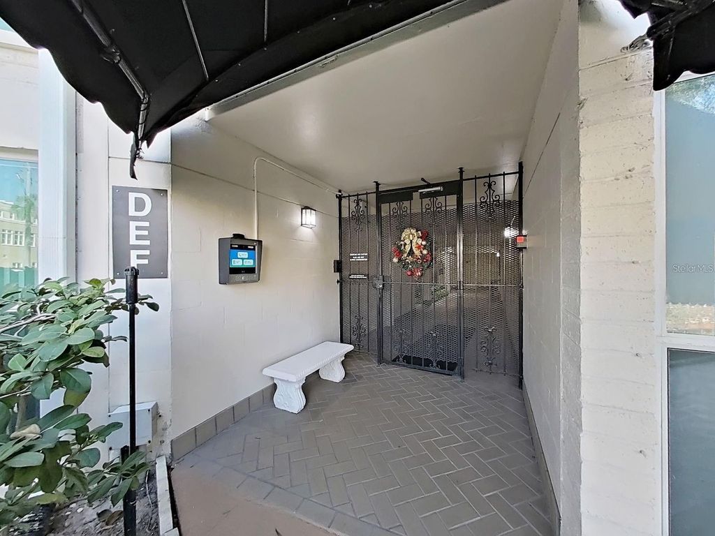 Image 2 of property listing at 3325 BAYSHORE BOULEVARD F36, Tampa, FL 33629