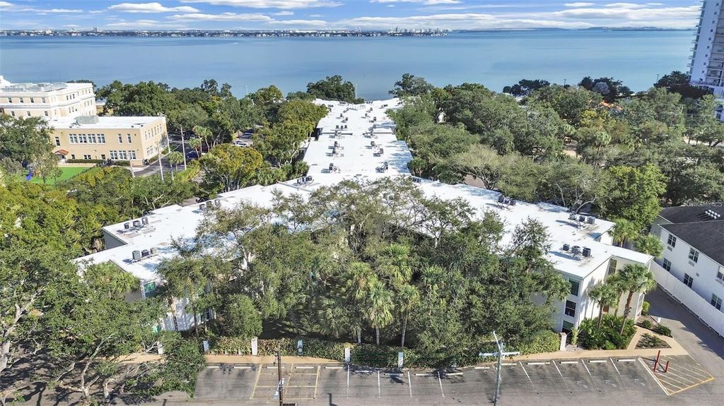 Image 28 of property listing at 3325 BAYSHORE BOULEVARD F36, Tampa, FL 33629