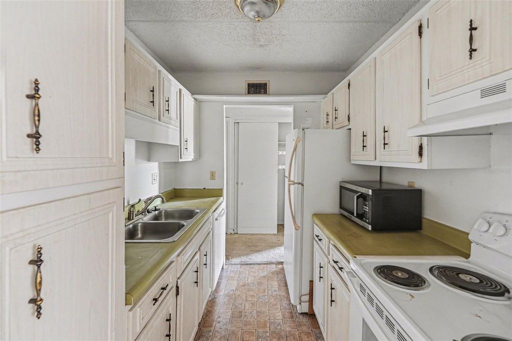 Image 6 of property listing at 3325 BAYSHORE BOULEVARD F36, Tampa, FL 33629
