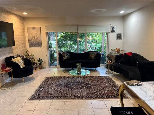 7111 Farralone Avenue 104, Canoga Park, CA 91303