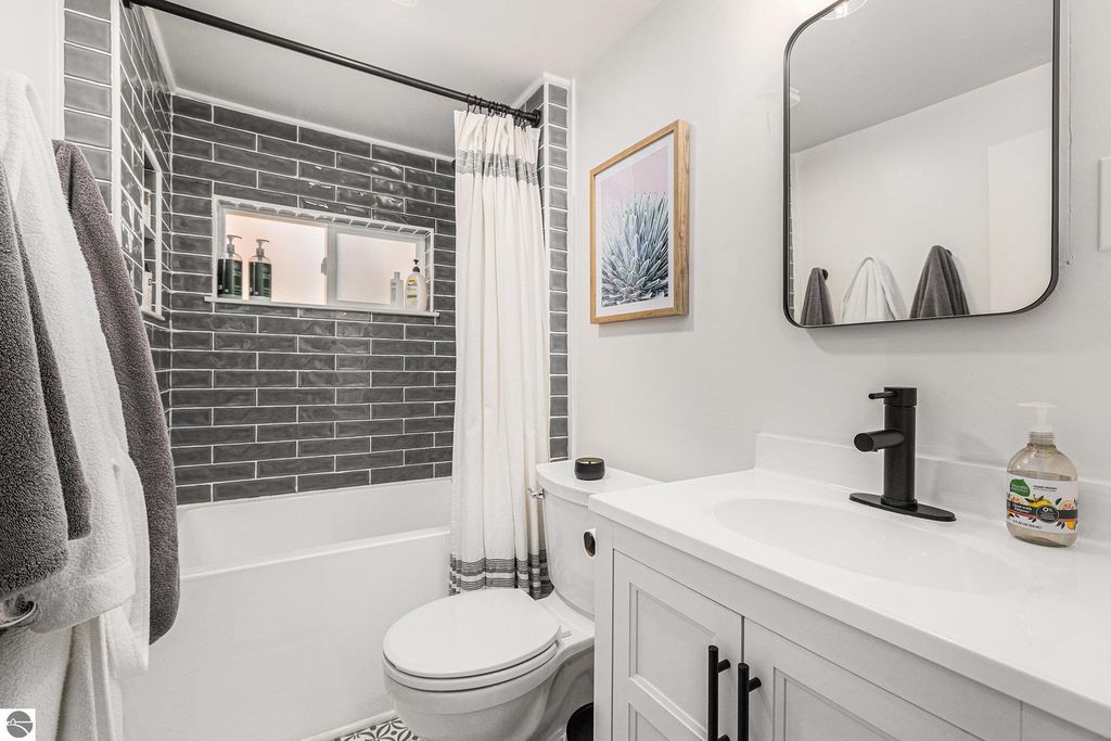 Image 14 of property listing at 915 Hannah Avenue, Traverse City, MI 49686