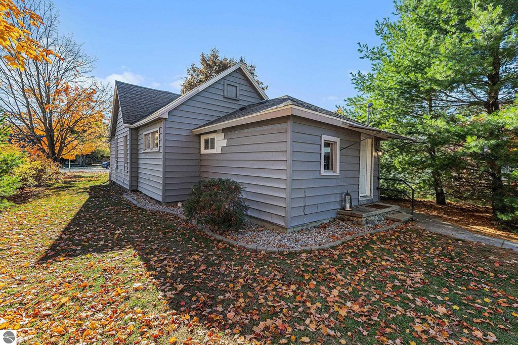 Image 19 of property listing at 915 Hannah Avenue, Traverse City, MI 49686