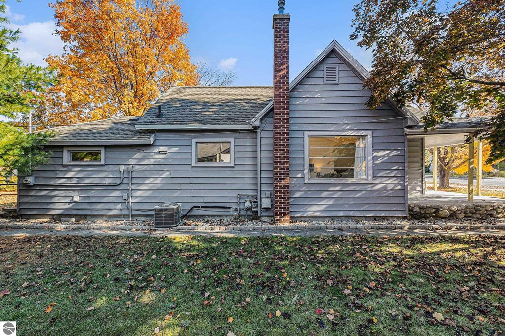 Image 20 of property listing at 915 Hannah Avenue, Traverse City, MI 49686