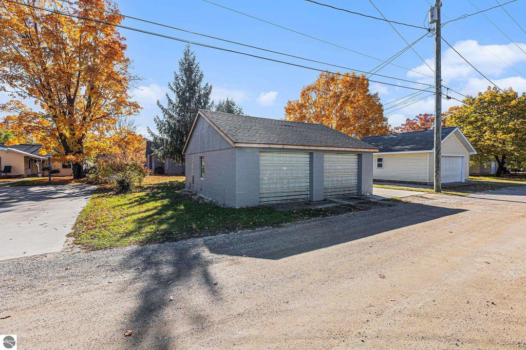 Image 25 of property listing at 915 Hannah Avenue, Traverse City, MI 49686