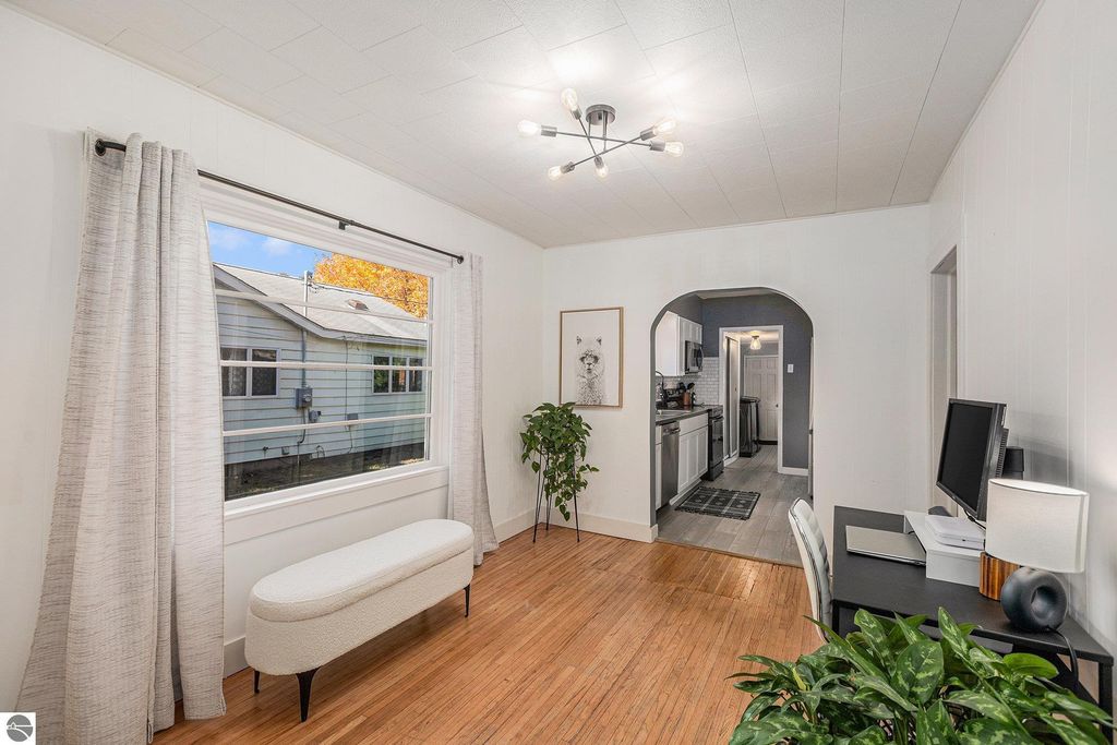 Image 6 of property listing at 915 Hannah Avenue, Traverse City, MI 49686