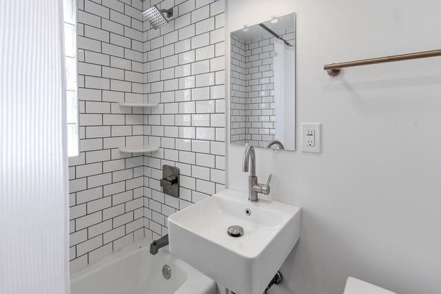 1919 E Norwich AVENUE, Saint Francis, WI 53235