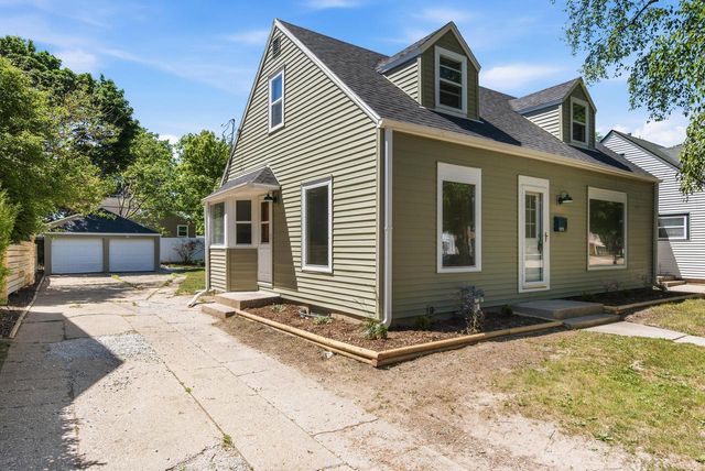 1919 E Norwich AVENUE, Saint Francis, WI 53235
