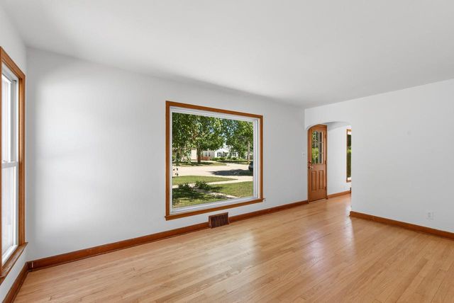 1919 E Norwich AVENUE, Saint Francis, WI 53235