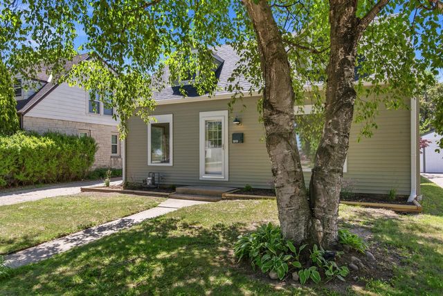 1919 E Norwich AVENUE, Saint Francis, WI 53235