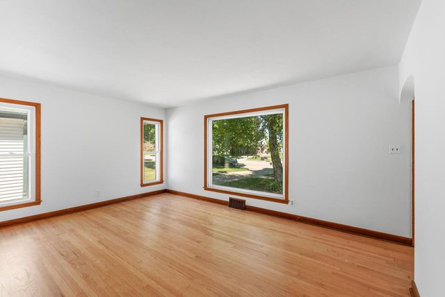 1919 E Norwich AVENUE, Saint Francis, WI 53235