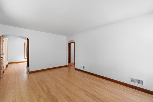 1919 E Norwich AVENUE, Saint Francis, WI 53235