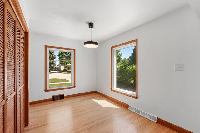 1919 E Norwich AVENUE, Saint Francis, WI 53235