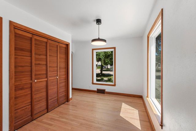 1919 E Norwich AVENUE, Saint Francis, WI 53235