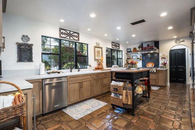 2763 W VICTORIA DR, Alpine, CA 91901