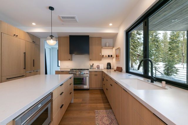 211 Palisades Circle, Olympic Valley, OH 96146