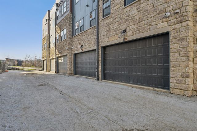 2256 Quarry Trails Drive, Columbus, OH 43228