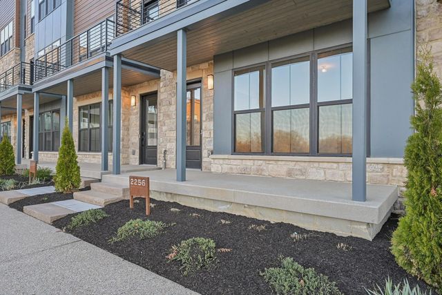 2256 Quarry Trails Drive, Columbus, OH 43228